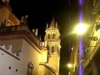 AL PIE DE LA CATEDRAL ORIGINAL DE SEVILLA...