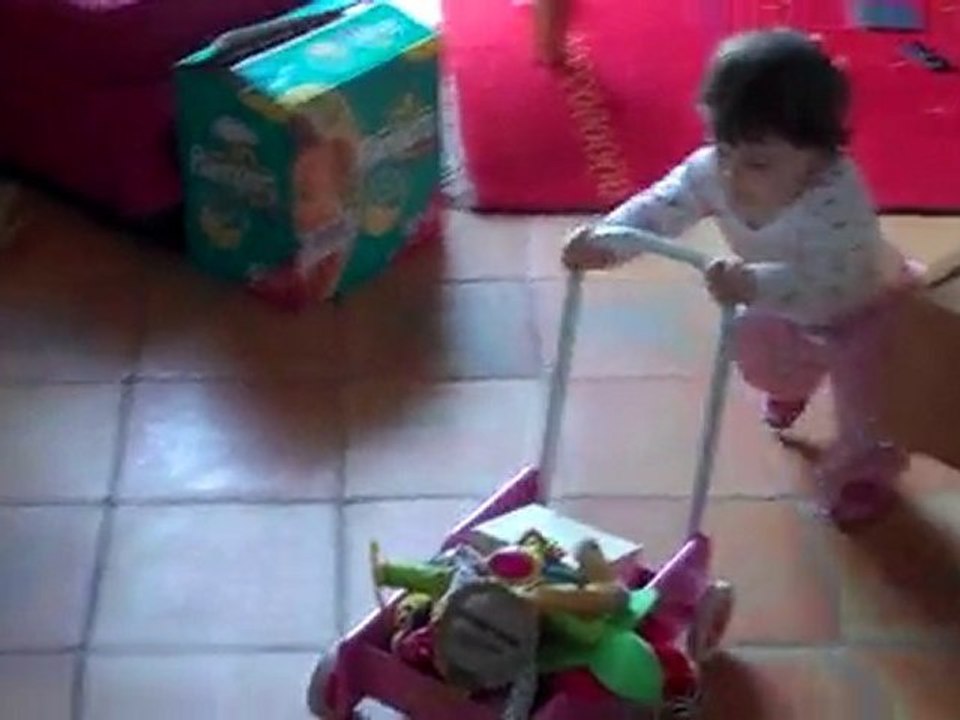 Charlotte avec son trotteur le 101010