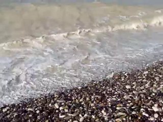 au pied du cap blanc nez la mer roule sur les galets