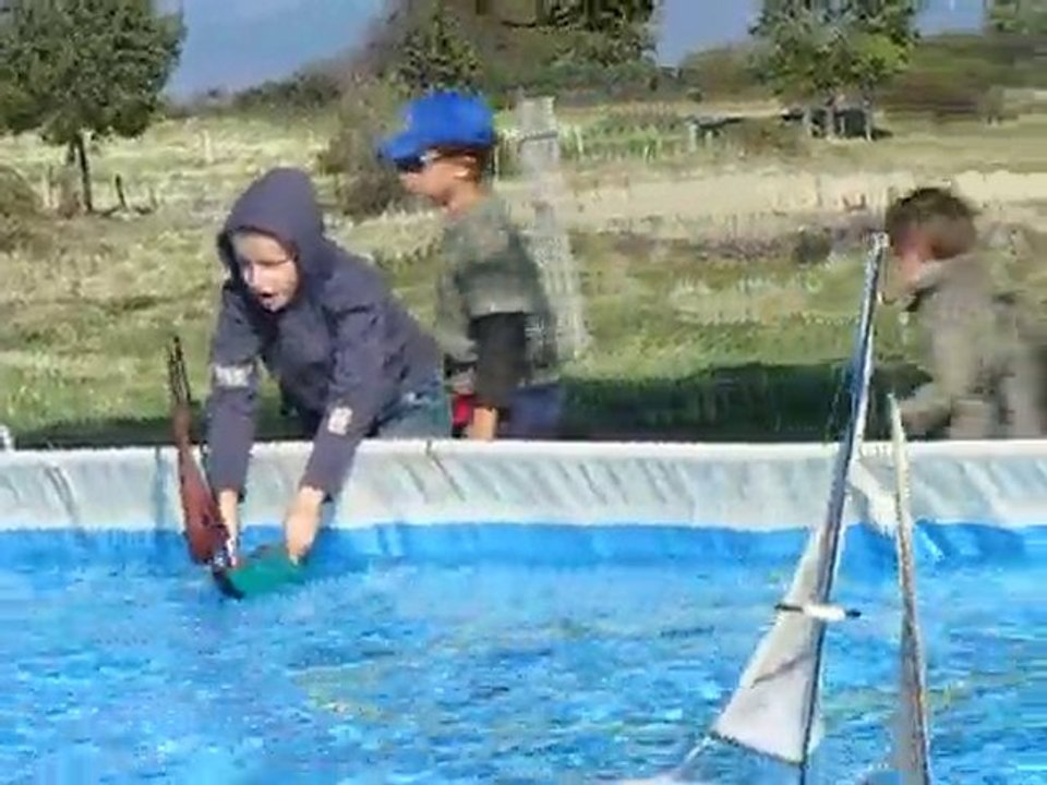 09 10 2010  Le jeu de ma petite fille et mon petit fils.....