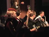 Czesław Śpiewa - siedząc na scenie