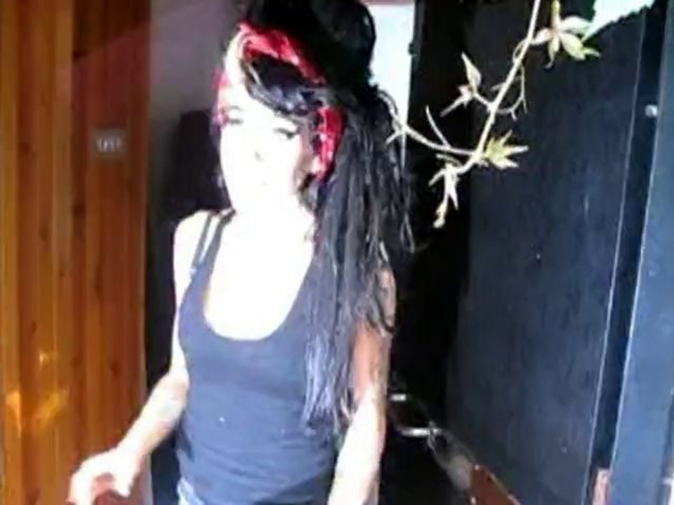 SNTV - Exklusiv: Amy Winehouse sieht gut aus