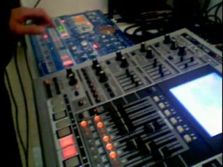 MC-909 Sampling Groovebox - Roland MC-909 Sampling Groovebox MC-909 Sampling Groovebox - Roland MC-909 Sampling Groovebox
