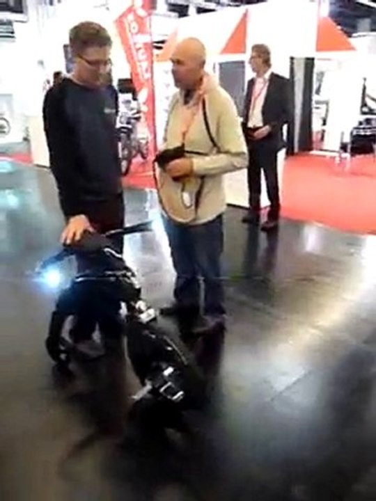 Salon du 2 roues Intermot 2010 e-motion, the Yike Bike folds
