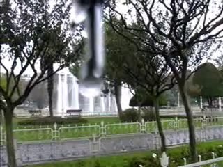 Şemsiyemin ucundaki yağmur damlası...