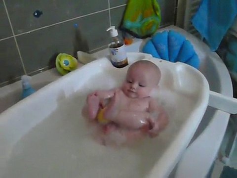 Bébé Paul (5 mois) dans son petit bain
