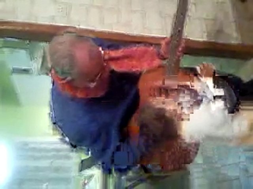 René La Taupe joue de la guitare