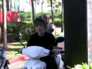 SNTV - Justin s'amuse au soleil