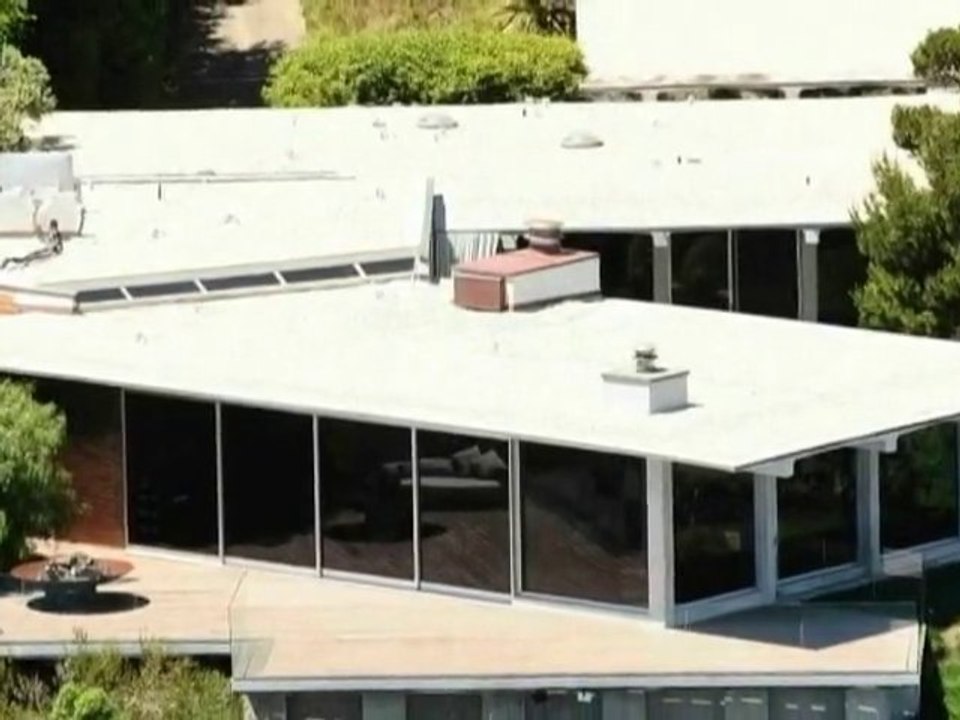 SNTV - Exklusiv: Brad Pitt am falschen Haus