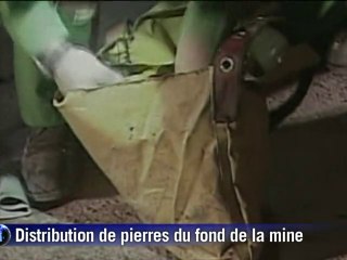 Mario Sepulveda, deuxième mineur chilien remonté, crie sa joie