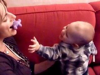 Nathan joue avec sa maman