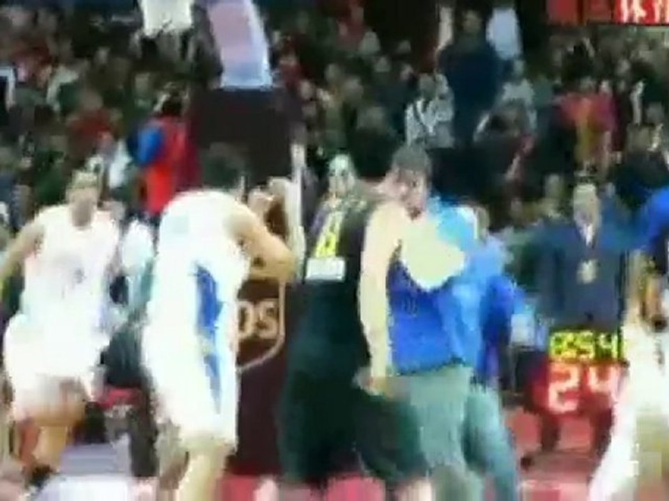 Cina-Brasile: rissa sotto al canestro