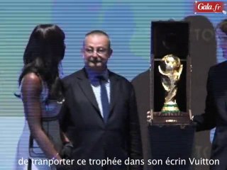 Naomi Campbell offre un écrin Vuitton à la Coupe du Monde