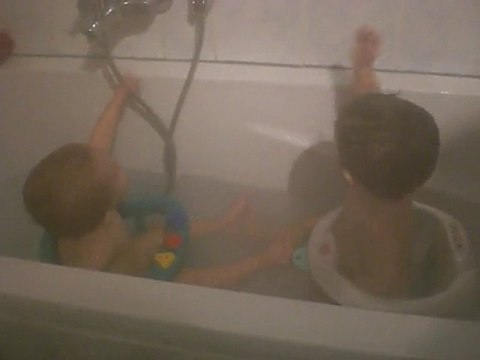 mathys et sacha dans le bain