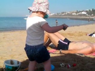 Clotilde joue à la plage