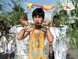 Religious devotees skewer themselves for festival
