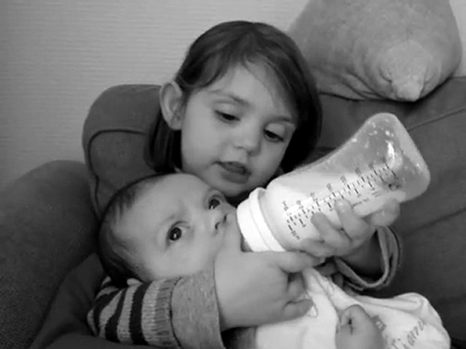 Mathide donne le biberon