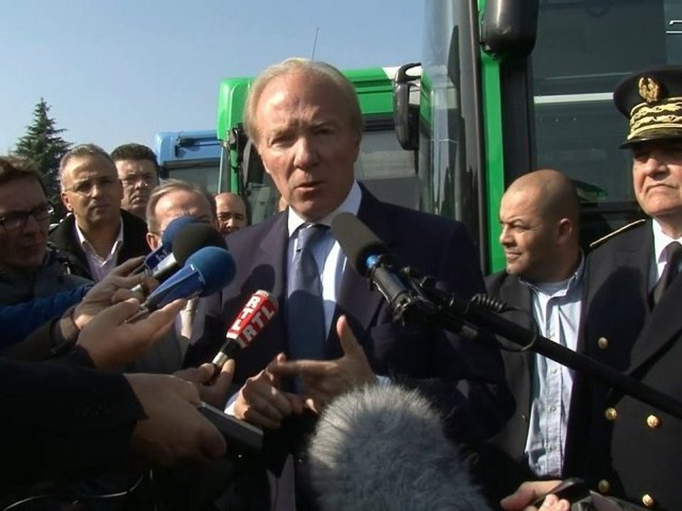 Brice HORTEFEUX rencontre les policiers de Villepinte