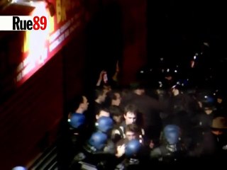 Une manifestante violemment frappée au visage par un CRS