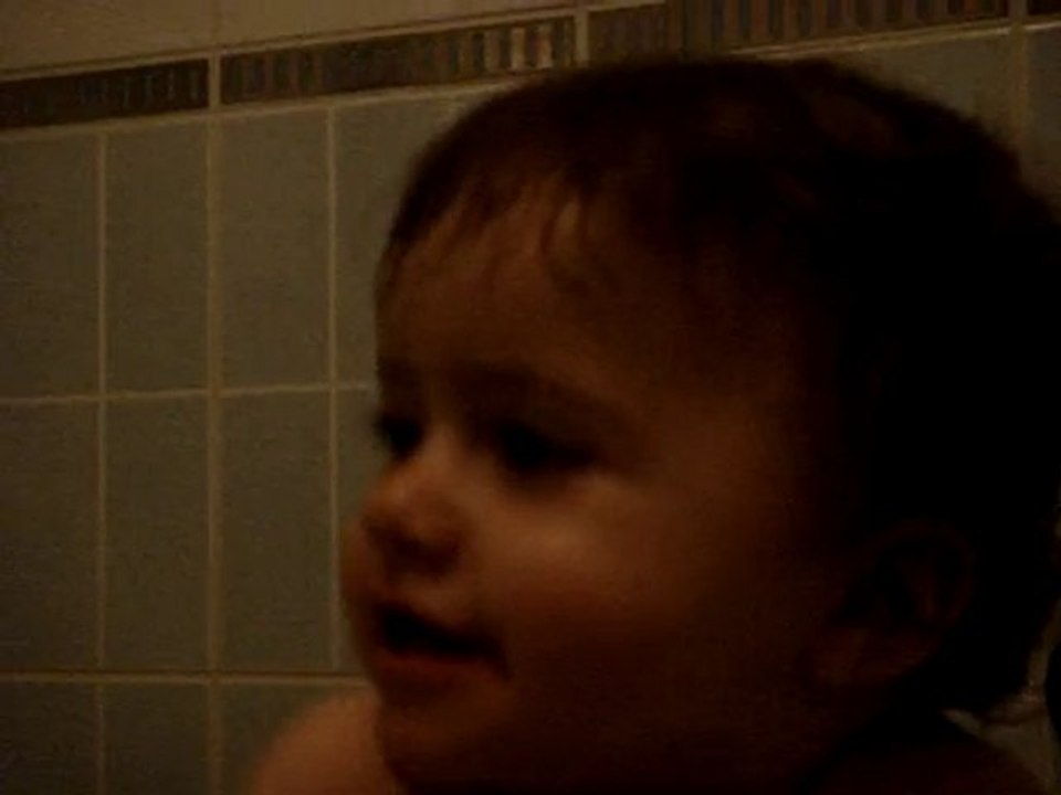 nina dans le bain