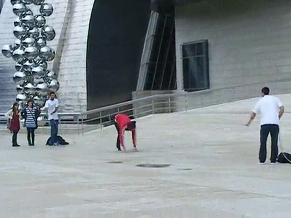 Seilspringen vor dem Guggenheimmuseum; Bilbao
