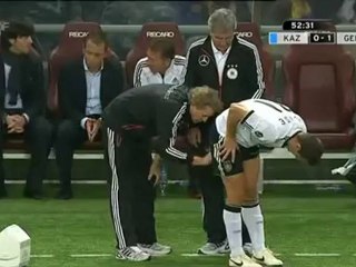 El goleador Miroslav Klose y una imagen bastante incómoda.