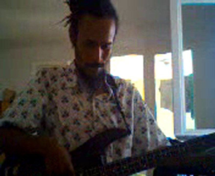 Ras'Métys play Bass at home