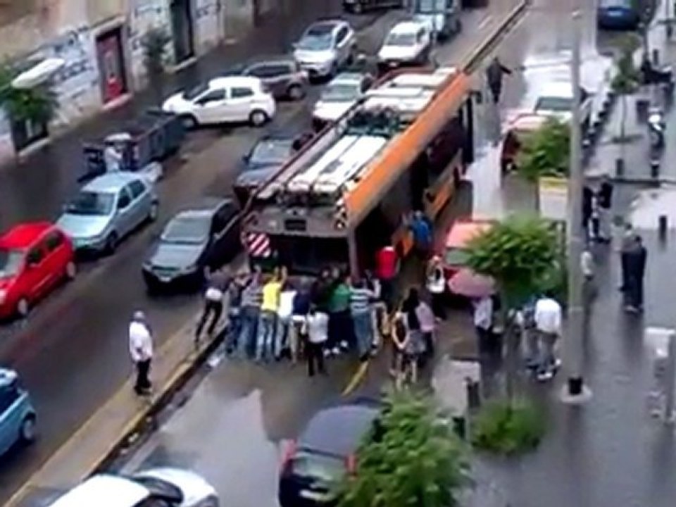 Passeggeri spingono autobus