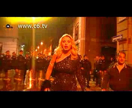 Allo sgombero di via Savona compare Valeria Marini