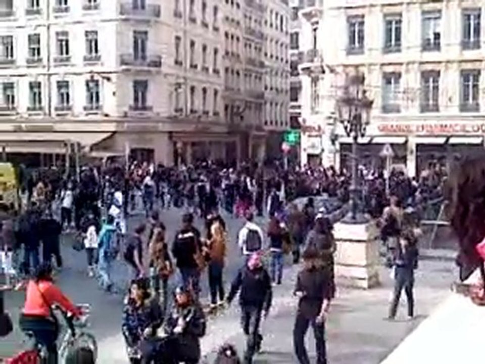 Manif (reforme de la retraite) chargé au flashball CRS Lyon