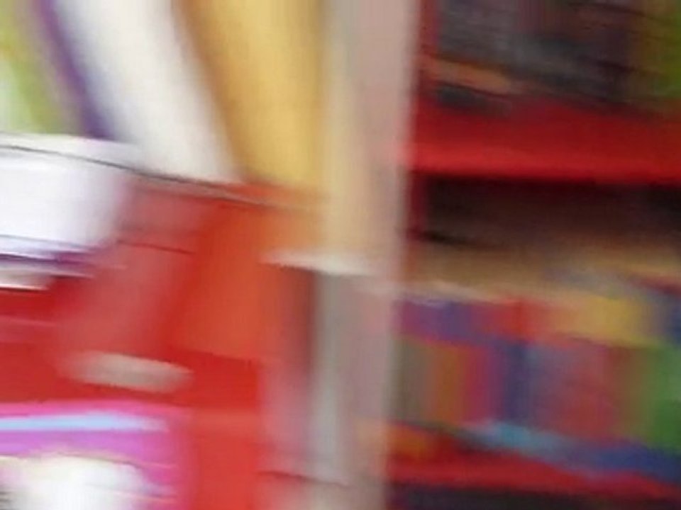 Guillaume devant "caillou joue au ballon"