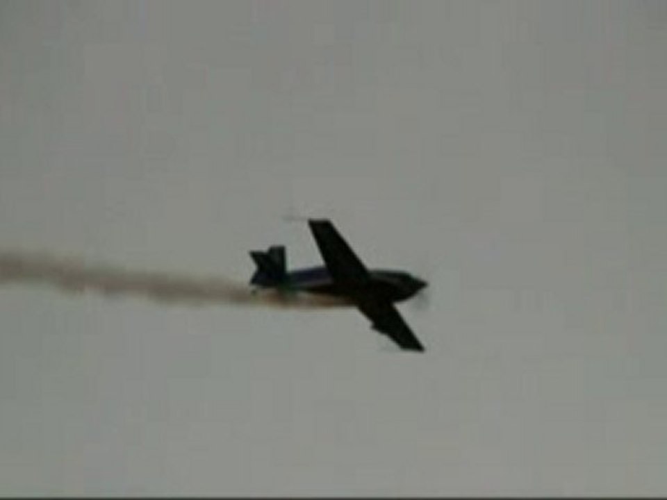 Breathtaking airplane acrobatics in the french Alps