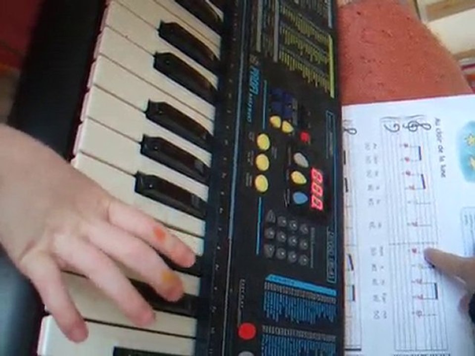 Mélyne joue de la musique