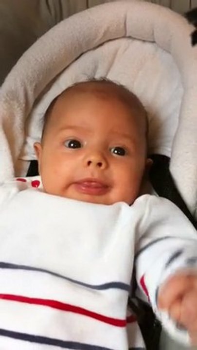 alix fait des sourires 1 mois et demi