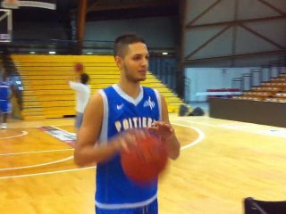 Evan Fournier donne la leçon à Pape Badiane