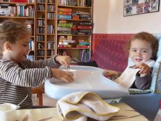 Pauline joue à la "poupée" avec sa soeur