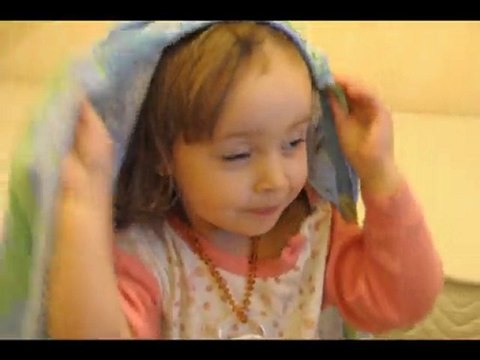 Agathe chante petit papa Noël mdr
