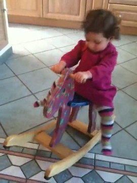 ines et son cheval à bascule