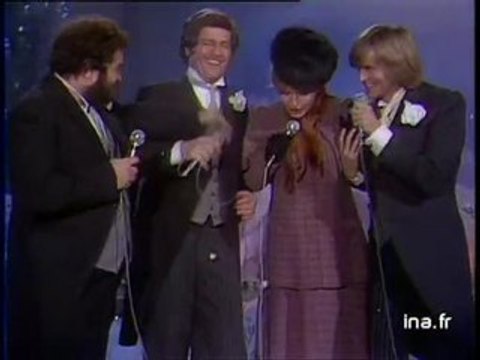 Carlos, Joe Dassin, Jeane Manson et Dave dans des extraits de chants de Noël