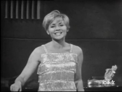 Darry Cowl accompagne Annie Cordy au piano