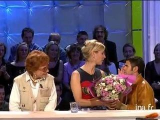 Jamel Debbouze offre des fleurs à Michèle Laroque