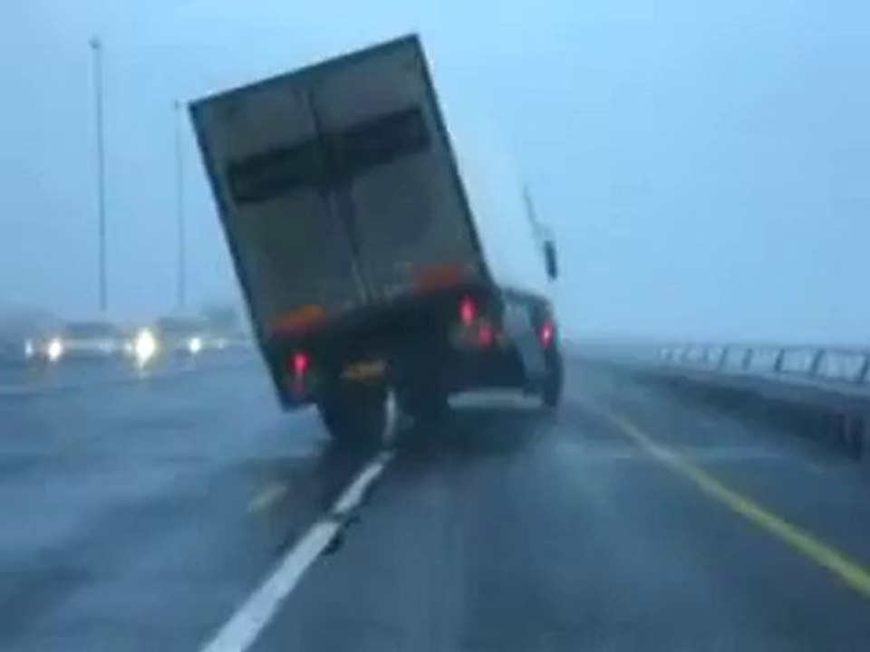 (A VOIR ) Camion emporté par le vent.