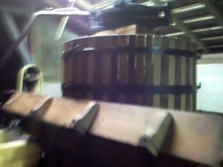 notre pressoir vertical manuel lors des vendanges 2010 part1