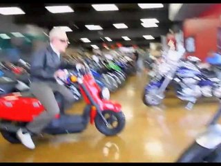 Jackass 3D - Extrait #6 - Old Man On Bike [VO|HD]