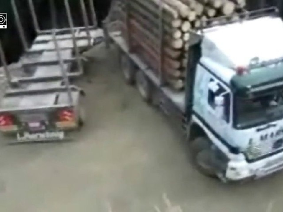 Spectaculaire demi-tour en camion remorque