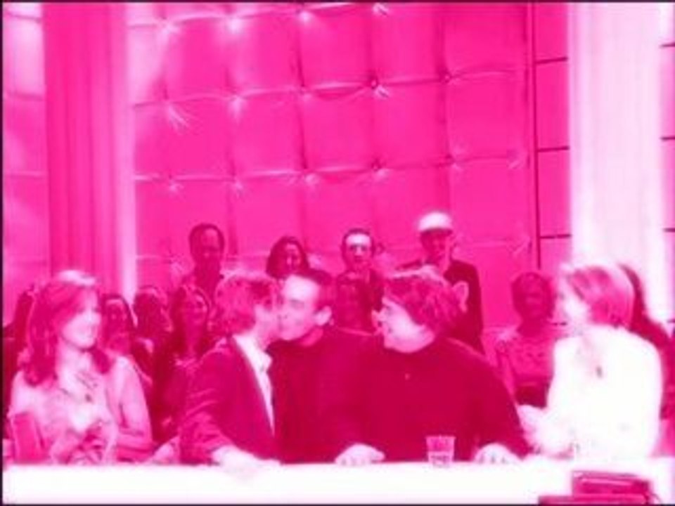 Pause bisou Bernard Kouchner, Mathilde Pénin, Pascale Roberts, Bernard Tapie, Natacha Amal, Agnès