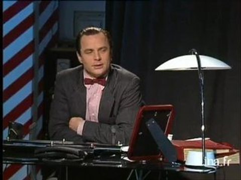 Léon Zitrone remet la médaille du pif du paf