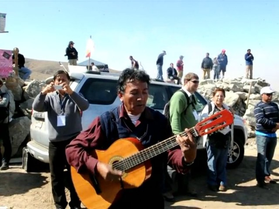 Chile miners celebrate mass at rescue site