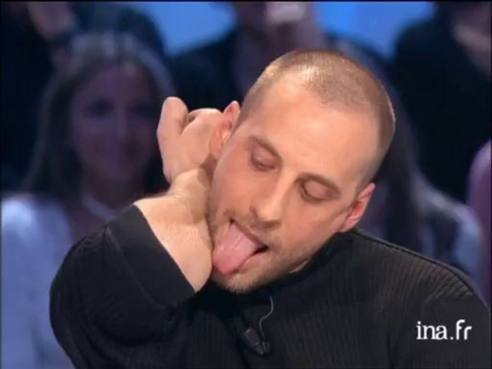 Omar et Fred "le léchage de coude" - Archive INA