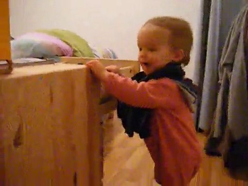 Justine enfile les slips